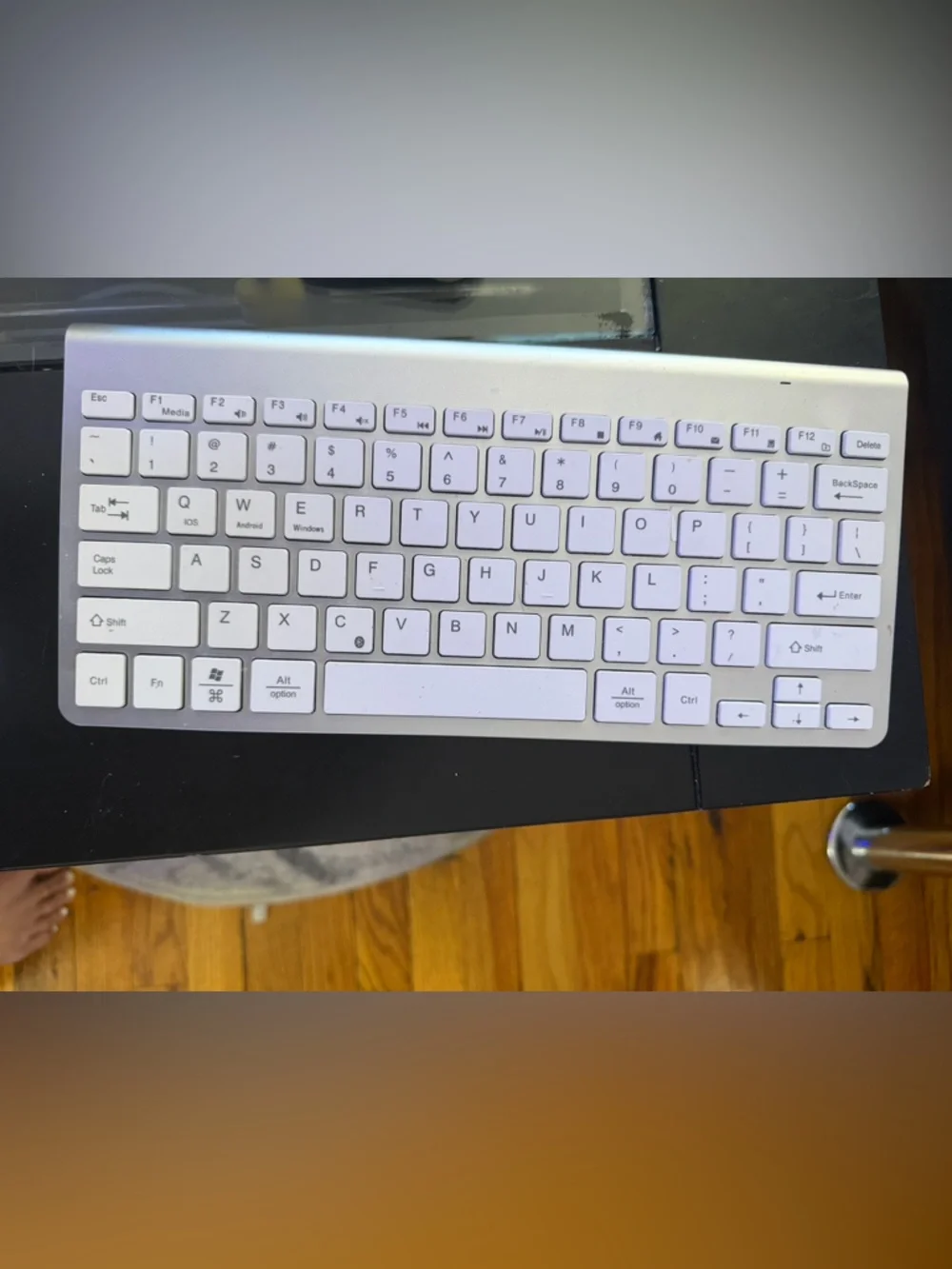Wireless Slim Apple Keyboard in Silver and White - Both Brand New Wireless Mouse